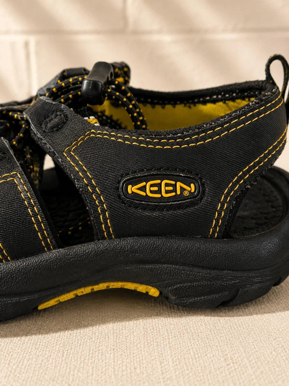 KEEN Newport H2 Waterproof Sandals Kids Child Size 1 Black Yellow Hiking Shoes
